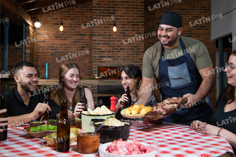 asado-asador-compartir-amistad-cerveza-ensalada-sonrisas-parrilla