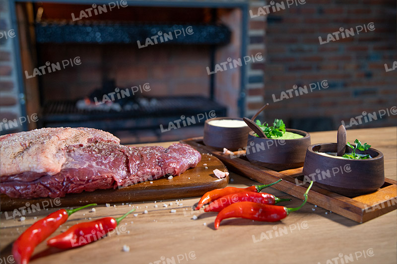 asado-carne-parrilla-sal-aji-guante-tabla-de-picar