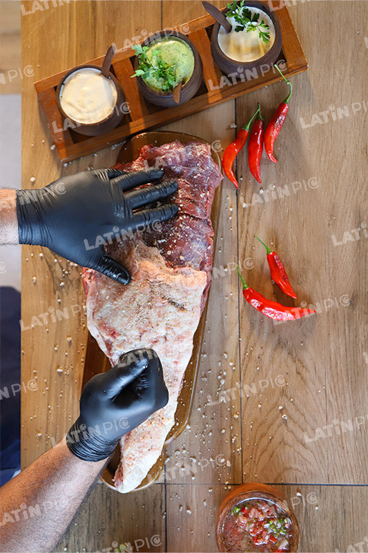asado-carne-sal-aji-guante-tabla-de-picar-2