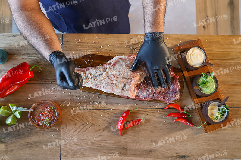 asado-carne-sal-aji-guante-tabla-de-picar-3