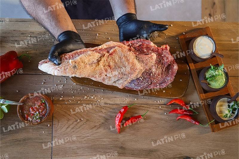 asado-carne-sal-aji-guante-tabla-de-picar-4
