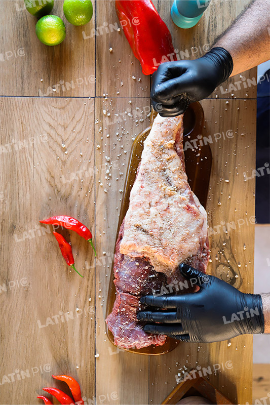 asado-carne-sal-aji-guante-tabla-de-picar