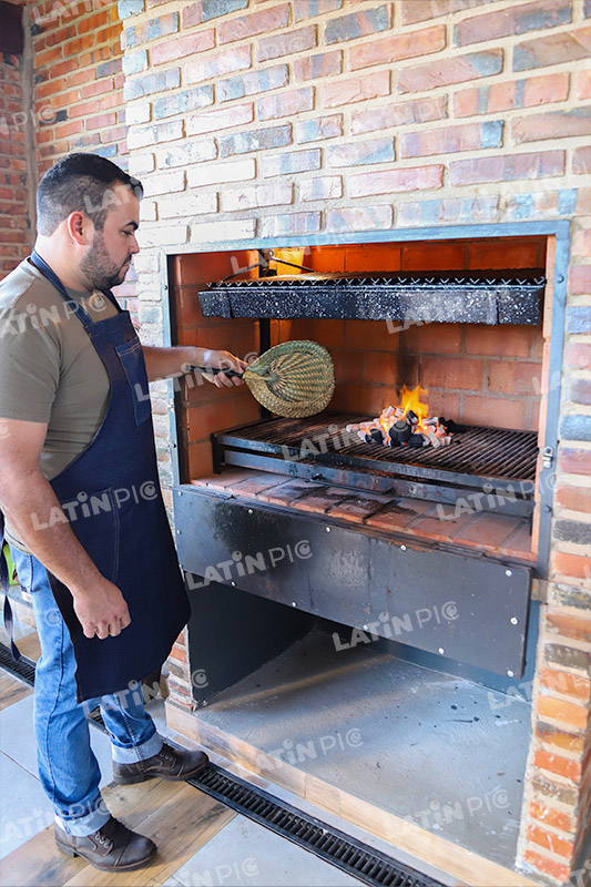 asado-parrillero-parrilla-fuego-2