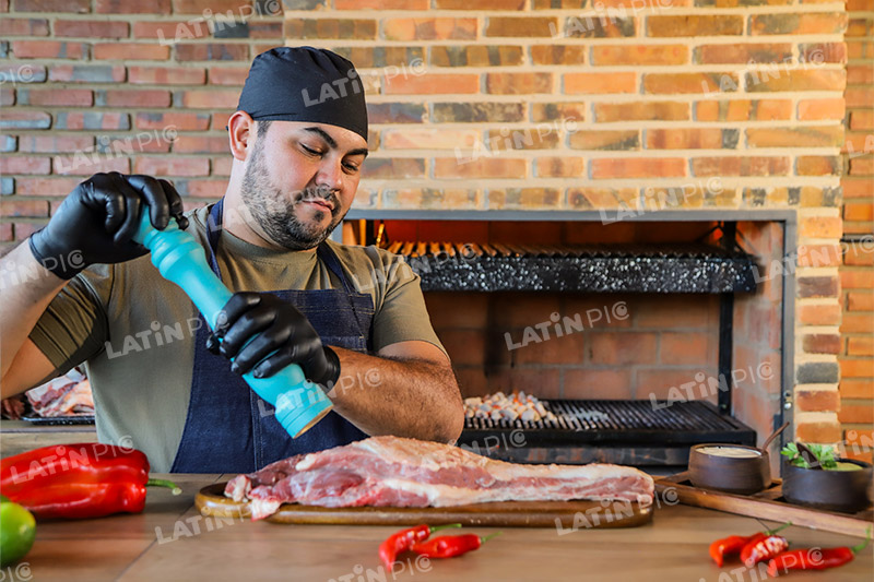 asado-parrillero-parrilla-fuego-carne-condimento-tabla-de-picar