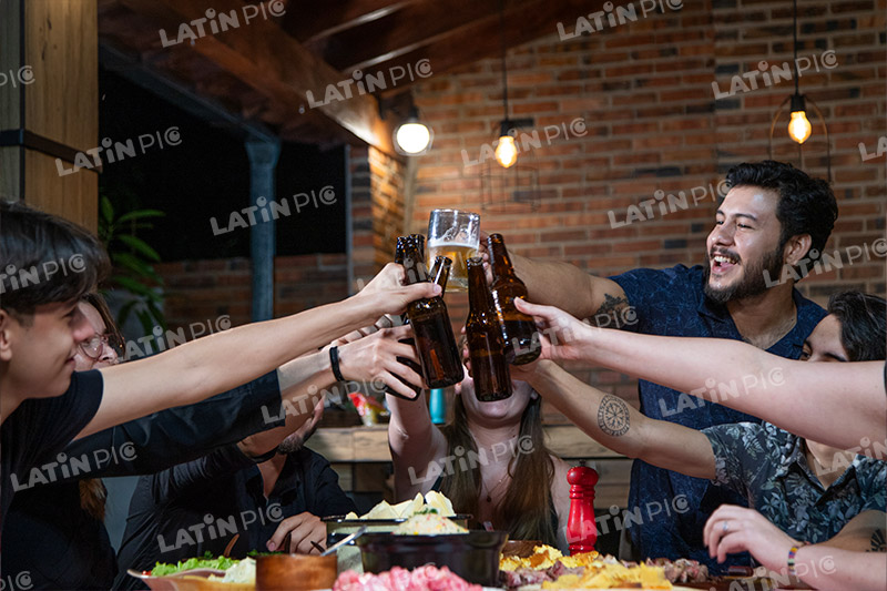 encuentro-asado-cerveza-brindis-compartir-sonrisas