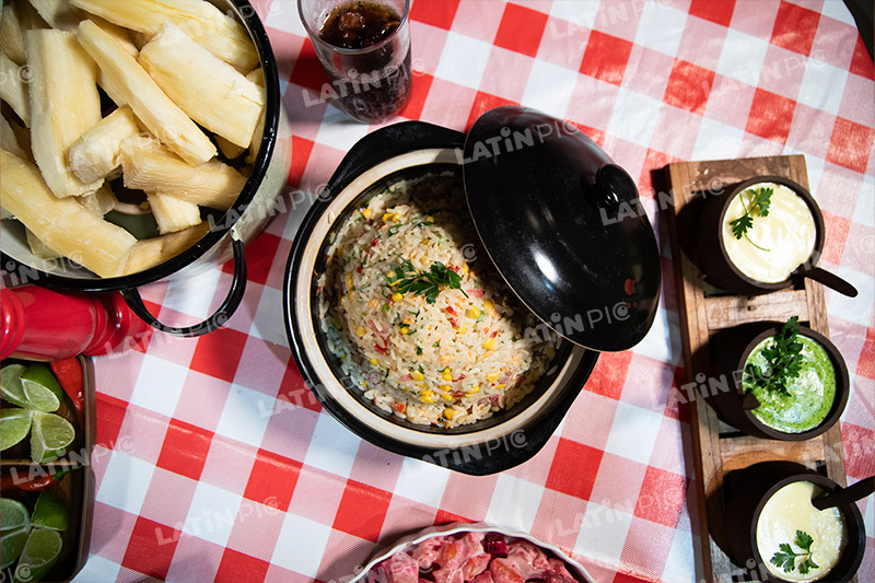 ensalada-aderezo-limon-mandioca-arroz-cola
