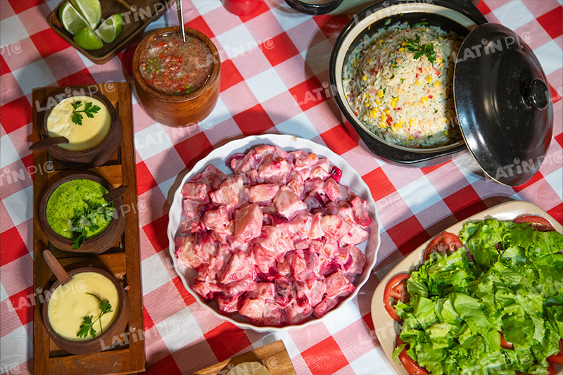 Ensalada-arroz-papas-aderezo-condimentos-asado