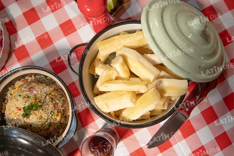 mandioca-ensalada-arroz-cuchillo-condimento