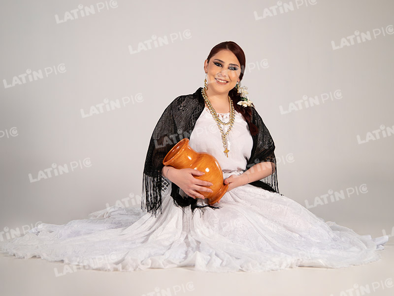 Bailarina-Traje-Blanco-Negro-Typoi-001