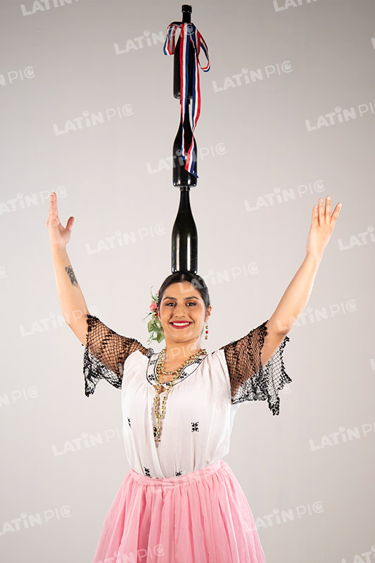 Bailarina-Paraguaya-traje-Rosa-Typoi-botella-003