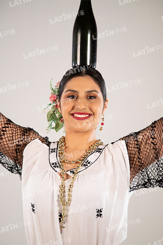 Bailarina-Paraguaya-traje-Rosa-Typoi-botella-005