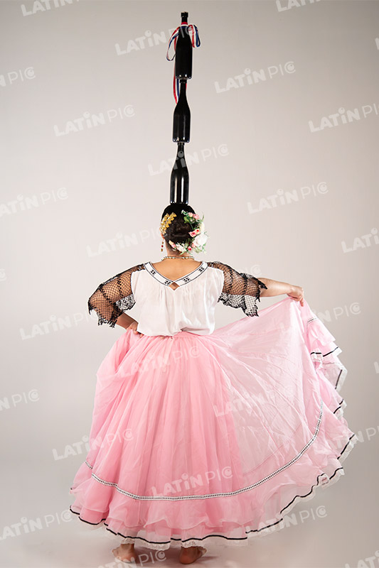 Bailarina-Paraguaya-traje-Rosa-Typoi-botella-018