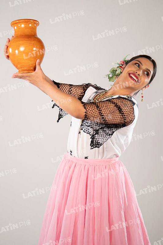 Bailarina-Paraguaya-traje-Rosa-Typoi-cantaro-009