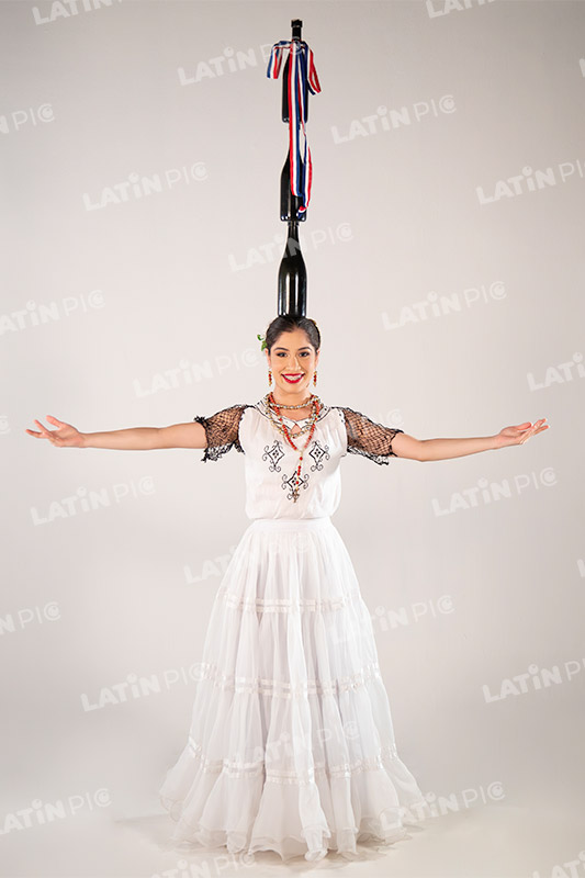 Bailarina Paraguaya-traje-blanco-typoi-botella-020