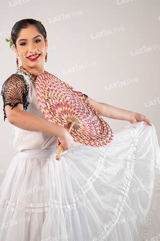 Bailarina Paraguaya-traje-blanco-typoi-pantalla-012