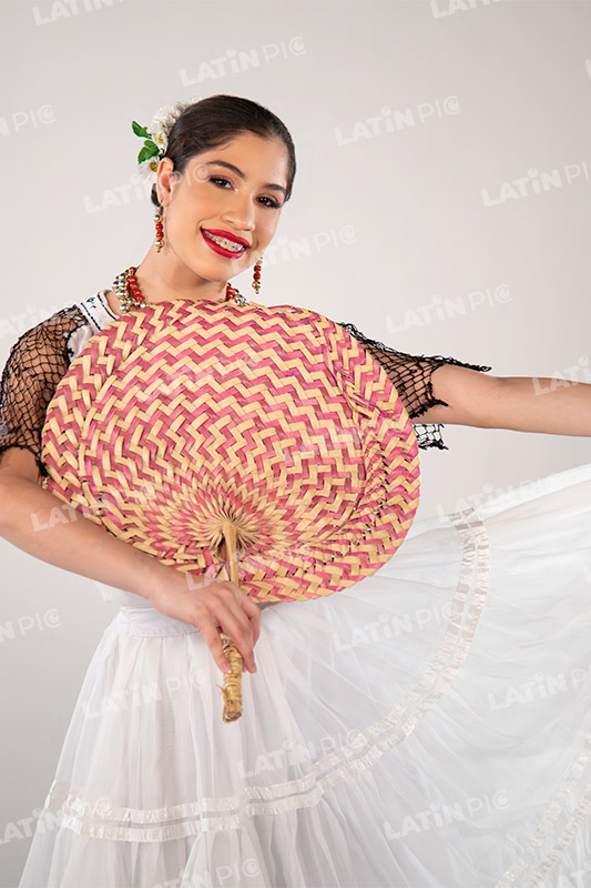 Bailarina Paraguaya-traje-blanco-typoi-pantalla-015