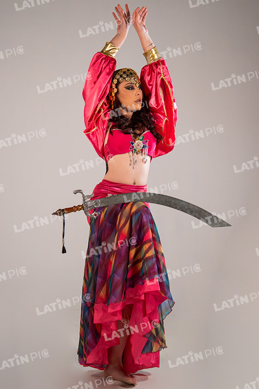 danza-arabe-bailarina-traje-rojo-espada-gitana-1