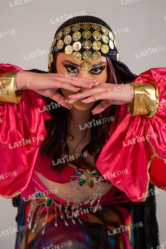 danza-arabe-bailarina-traje-rojo-espada-gitana-11