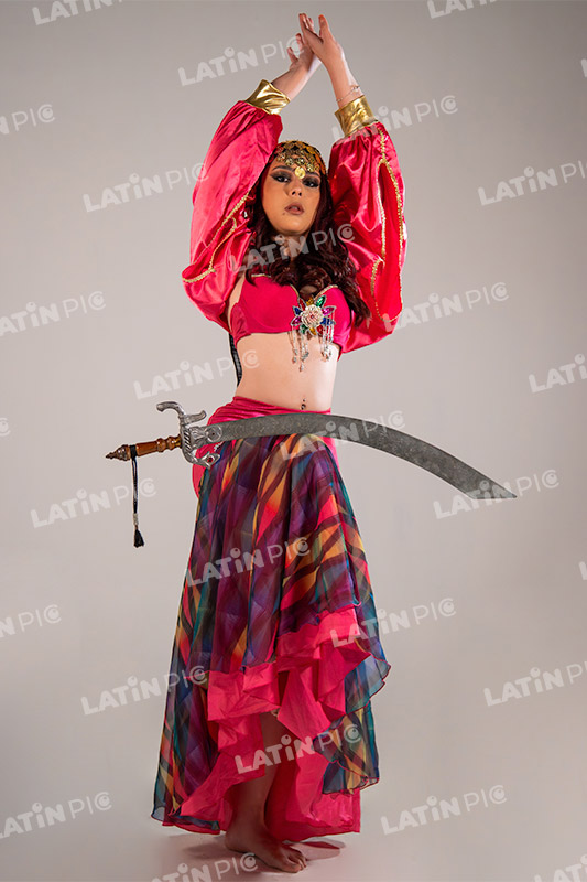 danza-arabe-bailarina-traje-rojo-espada-gitana-2