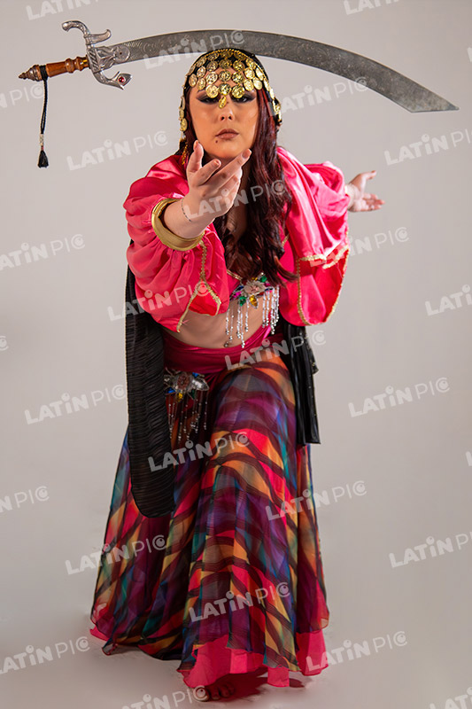 danza-arabe-bailarina-traje-rojo-espada-gitana-3
