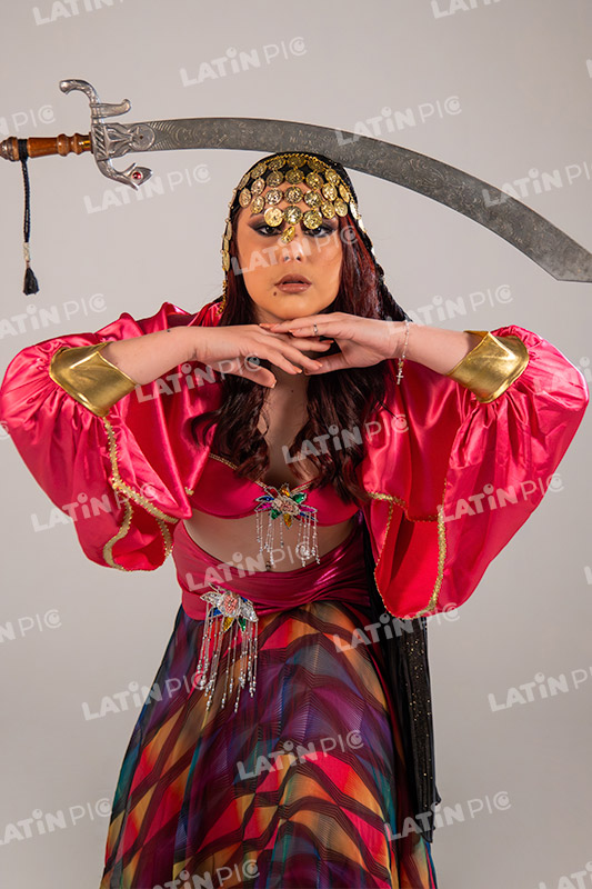 danza-arabe-bailarina-traje-rojo-espada-gitana-4