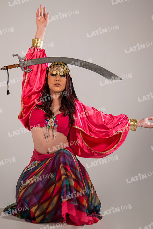 danza-arabe-bailarina-traje-rojo-espada-gitana-5