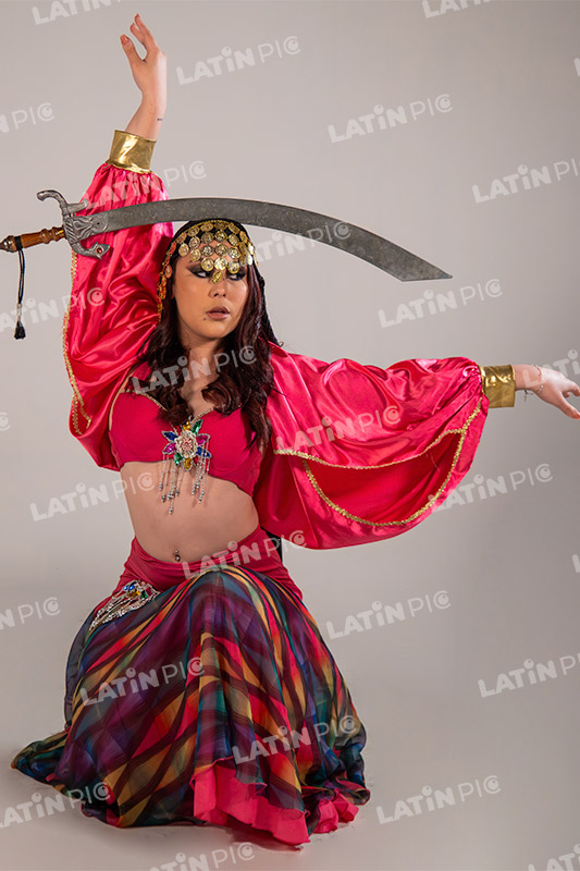 danza-arabe-bailarina-traje-rojo-espada-gitana-6