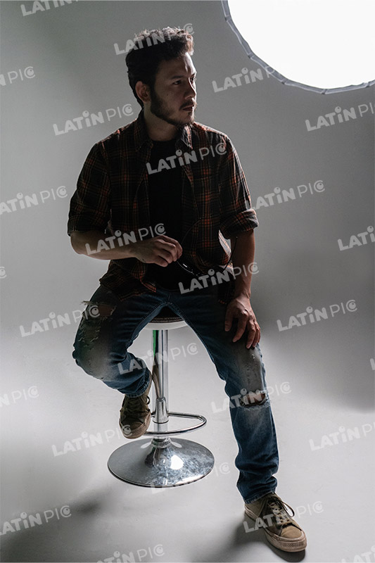 hombre-casual-camisa-a-cuadros-jeans-barba-13