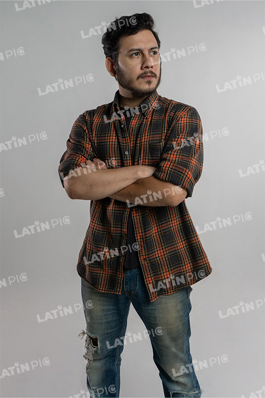 hombre-casual-camisa-a-cuadros-jeans-barba-46