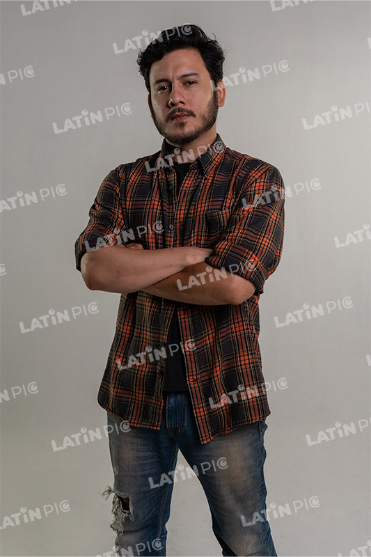 hombre-casual-camisa-a-cuadros-jeans-barba-47
