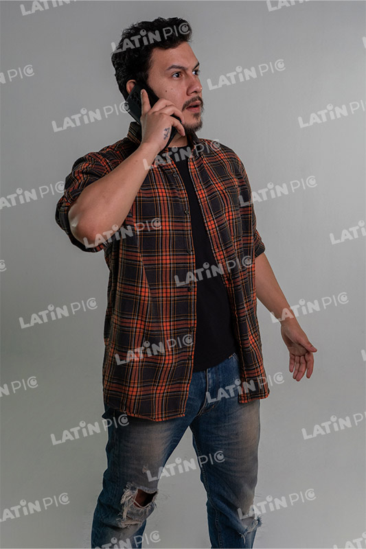 hombre-casual-camisa-a-cuadros-jeans-barba-celular-38
