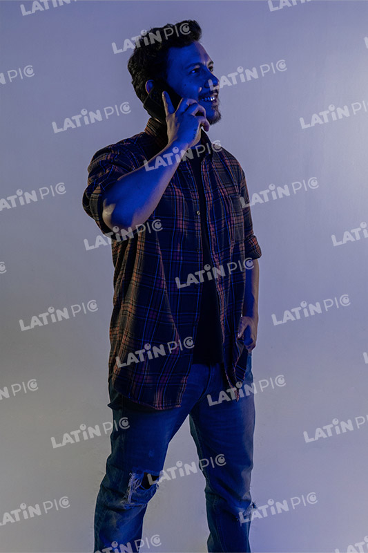 hombre-casual-camisa-a-cuadros-jeans-barba-celular-39