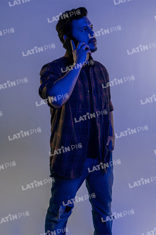 hombre-casual-camisa-a-cuadros-jeans-barba-celular-40