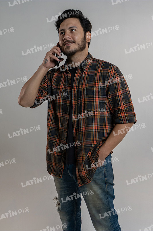 hombre-casual-camisa-a-cuadros-jeans-barba-celular-41