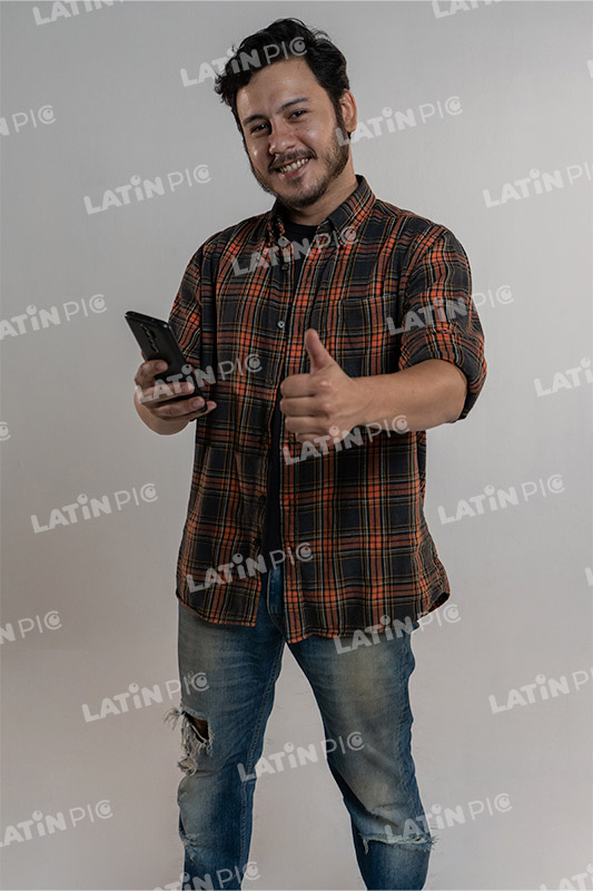 hombre-casual-camisa-a-cuadros-jeans-barba-celular-42