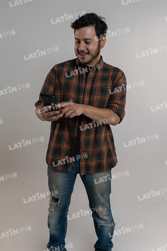 hombre-casual-camisa-a-cuadros-jeans-barba-celular-43