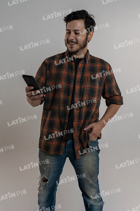 hombre-casual-camisa-a-cuadros-jeans-barba-celular-44