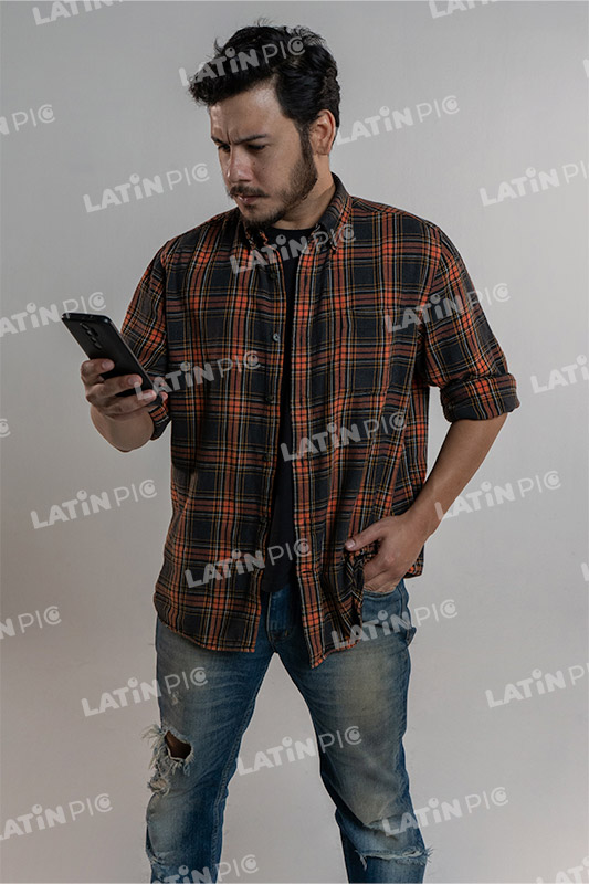 hombre-casual-camisa-a-cuadros-jeans-barba-celular-45