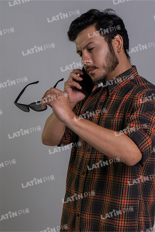 hombre-casual-camisa-a-cuadros-jeans-barba-celular-lentes-22
