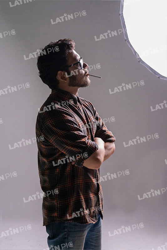 hombre-casual-camisa-a-cuadros-jeans-barba-cigarrillo-14