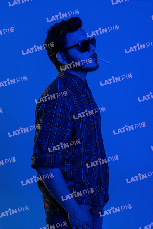 hombre-casual-camisa-a-cuadros-jeans-barba-cigarrillo-18