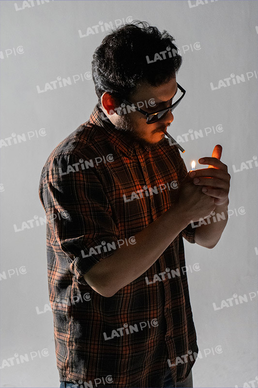 hombre-casual-camisa-a-cuadros-jeans-barba-fuego-cigarrillo-19