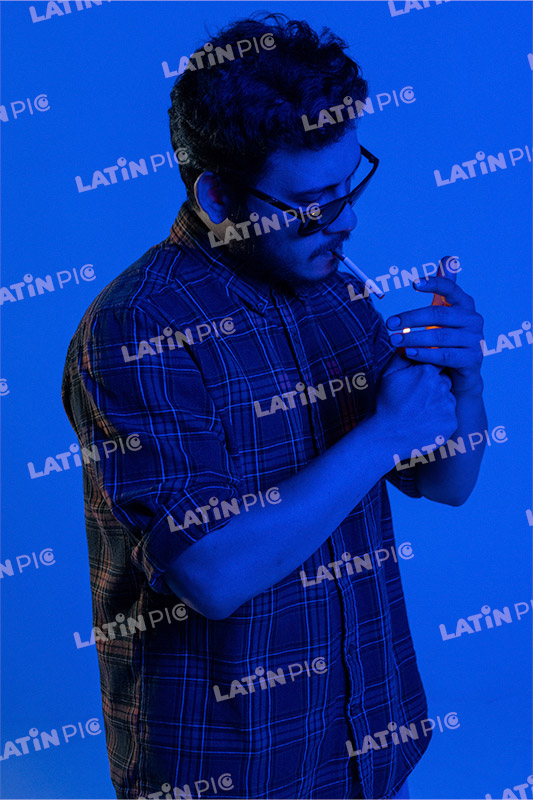 hombre-casual-camisa-a-cuadros-jeans-barba-fuego-cigarrillo-20