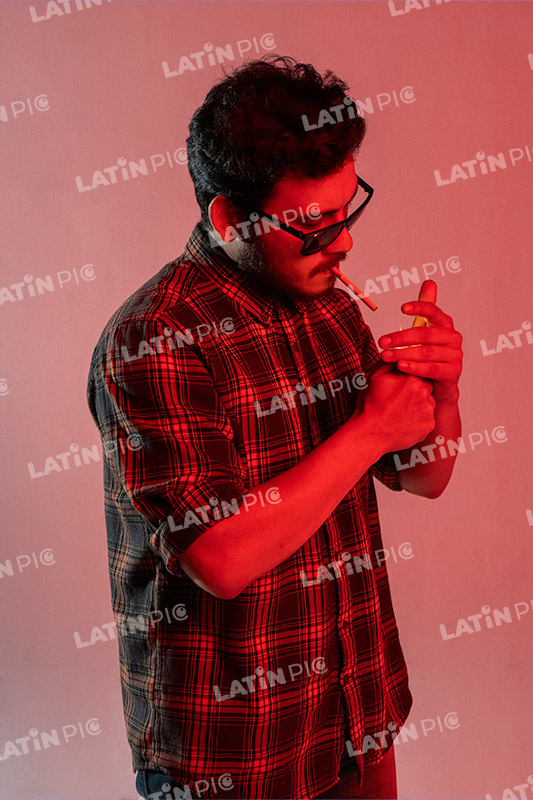 hombre-casual-camisa-a-cuadros-jeans-barba-fuego-cigarrillo-21
