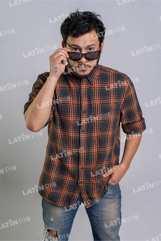 hombre-casual-camisa-a-cuadros-jeans-barba-lentes-23