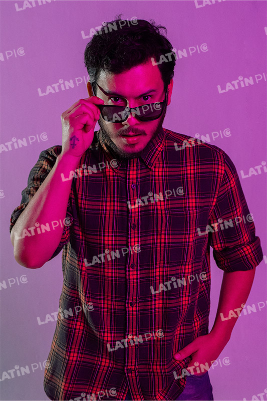 hombre-casual-camisa-a-cuadros-jeans-barba-lentes-24