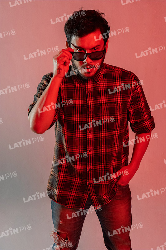 hombre-casual-camisa-a-cuadros-jeans-barba-lentes-25