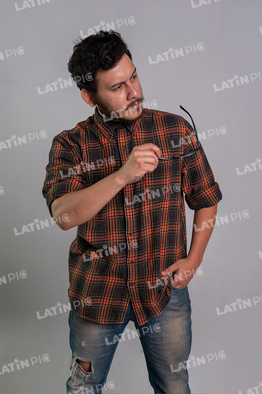 hombre-casual-camisa-a-cuadros-jeans-barba-lentes-26