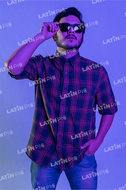 hombre-casual-camisa-a-cuadros-jeans-barba-lentes-27