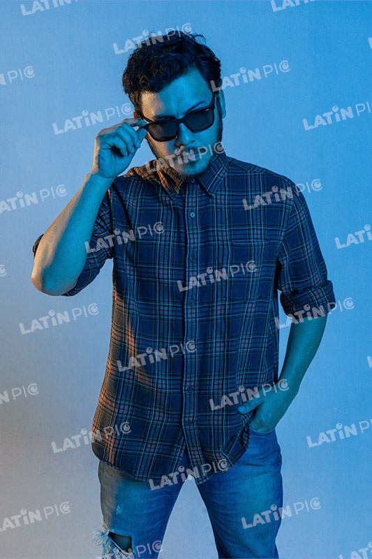 hombre-casual-camisa-a-cuadros-jeans-barba-lentes-28